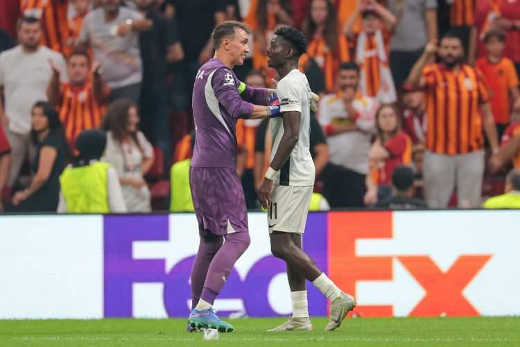 <p>Muslera'nın gördüğü kırmızı kart ile mücadelenin ikinci yarısında çıkan tatsız olaylar da gecenin öne çıkan detayları arasında yer aldı.</p>
