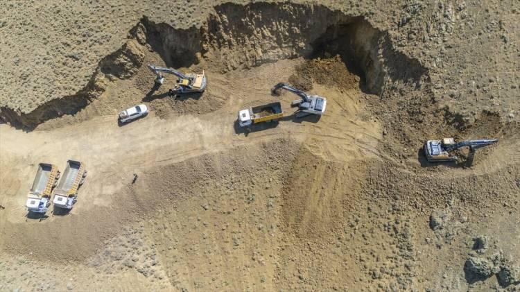 <p><strong>VAN'DA PETROL ARAMA ÇALIŞMASI HIZ KAZANDI</strong></p>
<p>Van'ın Muradiye ilçesinde yapılan petrol arama çalışmaları heyecan yarattı.</p>
<p>İlçeye 25 kilometre uzaklıktaki Beşparmak Mahallesi'nde 2 bin 300 rakımlı dağın eteğinde yürütülen çalışmada, iş makineleriyle yol inşası ve zemin etütleri yapılıyor.</p>
<p> </p>