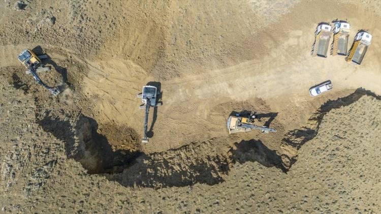 <p>Çalışmaların yürütüldüğü alanda incelemelerde bulunan AK Parti Van Milletvekili Kayhan Türkmenoğlu ve Muradiye Kaymakamı Melih Aydoğan da Maden Teknik Arama Doğu Anadolu Bölge Müdürü Çetin Kartal ve İlçe Jandarma Komutanı Kıdemli Üsteğmen Nurullah Çatal ile firma yetkililerinden bilgi aldı.</p>
<p> </p>