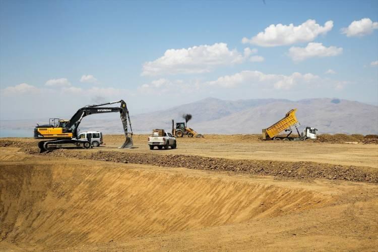 <p><strong>"BÖLGEDE PETROLÜN OLDUĞU BİR GERÇEK"</strong></p>
<p>Türkmenoğlu, bölgedeki yer altı kaynaklarının ekonomiye kazandırılmasını hedeflediklerini söyledi.</p>
<p> </p>