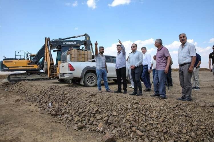 <p>TPAO'nun Enerji ve Tabii Kaynaklar Bakanlığı Maden ve Petrol İşleri Genel Müdürlüğü'nün izniyle sondaj çalışması ruhsatını aldığını belirten Türkmenoğlu, şunları kaydetti:</p>
<p> </p>