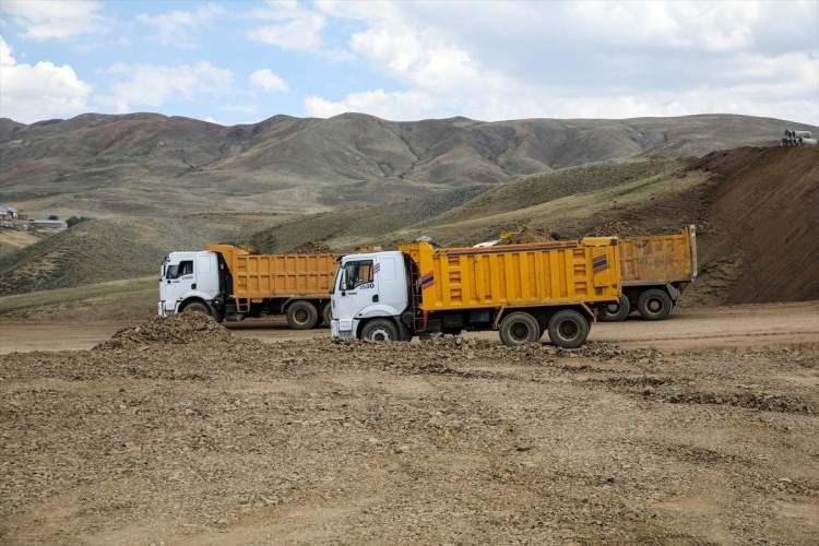 <p>"Bölgede hummalı bir çalışma yürütülüyor. Beton dökme, yol ve zemin çalışmaları yapıldı. 1800'lü yılların sonu ile 1900'lü yılların başında burada yaşayanların günde 2 bin litre petrol çıkardığını biliyoruz. </p>