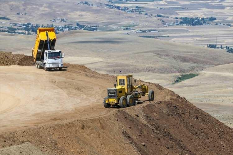 <p>Bölgeden müjdeli bir haber vermeyi amaçladıklarını dile getiren Türkmenoğlu, "Petrol arama, çıkarma heyecanını tüm vatandaşlarımız yaşıyor. Bölgede petrolün olduğu bir gerçek. Çalışmalarımızı daha derinlere inerek sürdüreceğiz. Enerji ve Tabii Kaynaklar Bakanlığımızın doğal gaz, enerji ve petrol alanında önemli çalışmaları var." dedi.</p>
<p> </p>