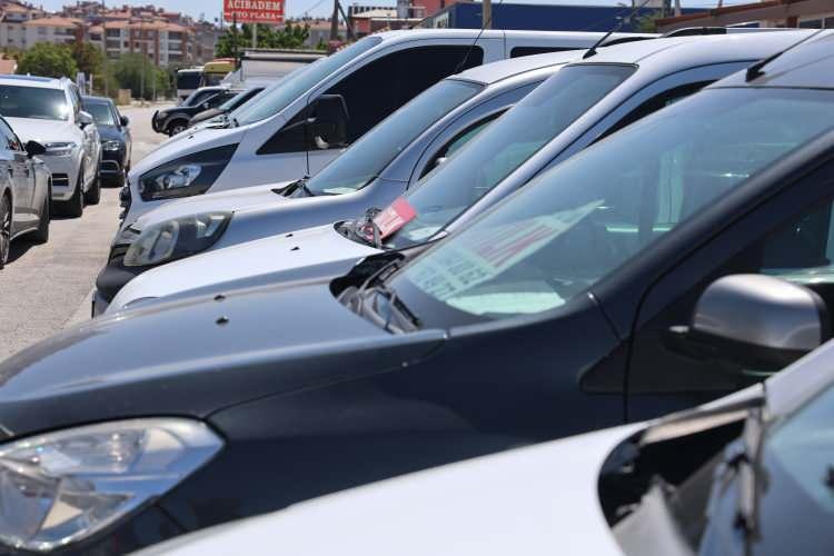 <p>Tabii burada faizlerin yüksek seviyelerde seyretmesi aslında otomotiv sektörüne ayrılan paranın tamamen bankalarda faizli mevduatlara kaydığını görüyoruz. Yani bu faizin yavaş yavaş geriye seyretmesiyle birlikte bu paranın tekrar yatırım, otomotiv ve gayrimenkule döneceğini söyleyebiliriz" şeklinde konuştu.</p>