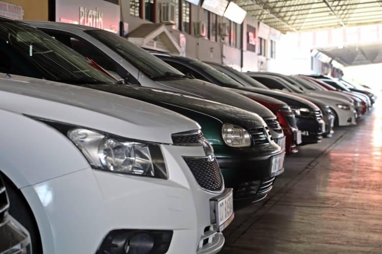<p>Sistemin kullanımı bugüne kadar ikinci el motorlu kara taşıtı ticareti faaliyetinde bulunan işletmelerin (oto galerilerin) satışlarında zorunlu iken bugünkü yönetmelikle tüm vatandaşları kapsadı. Sistemi kullanım zorunluluğu vatandaşlar için 27 Eylül'de yürürlüğe girecek.</p>