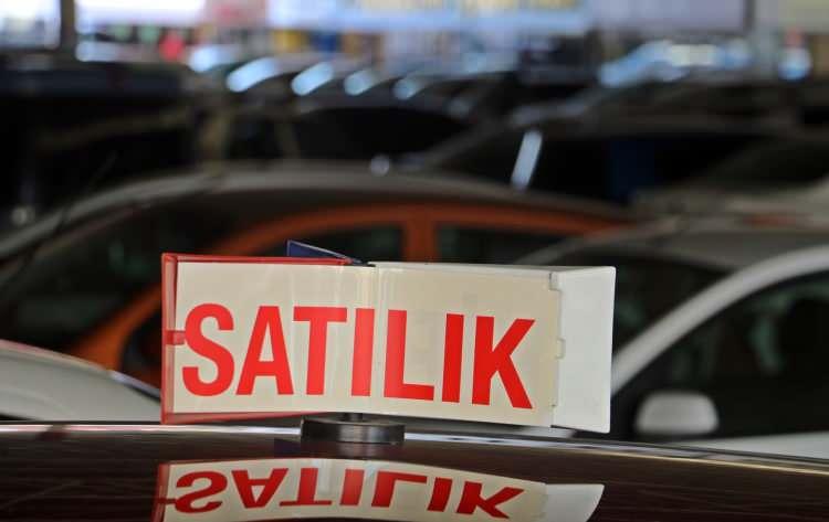 <p><strong>SİSTEM NASIL ÇALIŞIYOR?</strong></p>
<p> </p>
<p>Taşıt satışlarında, taşıt satış bedelinin tamamının ya da bir kısmının nakit, havale veya EFT gibi yöntemlerle ödenmesi durumunda satış bedeli ile taşıt mülkiyetinin eş anlı el değiştirmesini sağlayan sistemde, para transferinin "aracı kuruluş" olarak faaliyet gösterecek olan bankalar, elektronik para kuruluşları ve ödeme kuruluşları tarafından yapılması gerekiyor.</p>