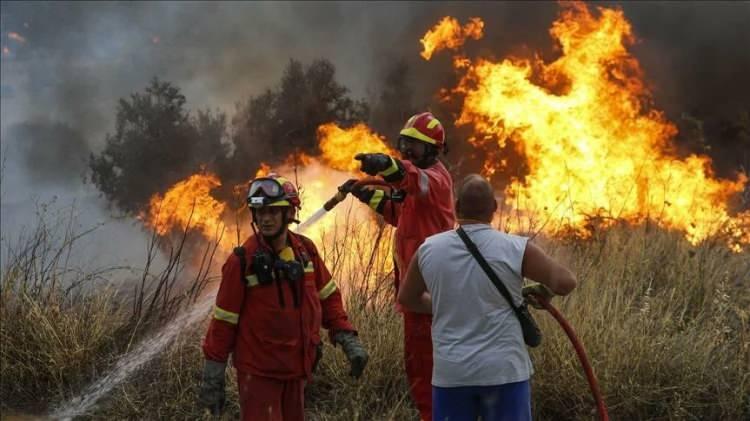 <p>Yangına müdahale için 280 itfaiyeci, 46 itfaiye aracı, 3 helikopter ve 3 uçak görevlendirildiği belirtilen haberlerde, şu ana kadar yaklaşık 13 bin dönüm ormanlık alanın küle döndüğü kaydedildi.</p>
