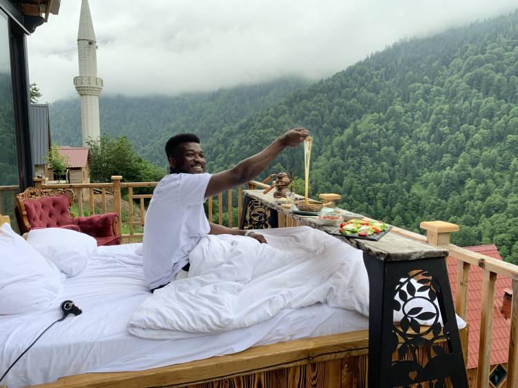 <p>Rize'nin Çamlıhemşin ilçesinde yataklarındaki tekerlekli ve akülü motor düzeneği sayesinde balkona taşınan misafirler, Karadeniz'in büyüleyici manzarasına karşı hazırlanan kahvaltılarla güne başlıyor.</p>