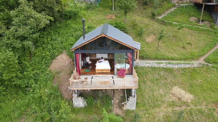 <p>Tekerlekli, zincir ve akülü motor düzeneği monte edilen yatakta, sabah uyandıklarında kumanda ederek odadan balkona doğru ilerleyen turistler, burada kendileri için hazırlanmış kahvaltıya yataklarından kalkmadan ulaşabiliyor. </p>