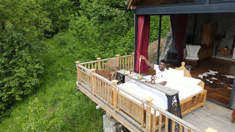 <p>Yatakları içinde balkona giden turistler, doğa manzarası eşliğinde yöresel lezzetleri tadarak, kahvaltılarını yapıyor. </p>
