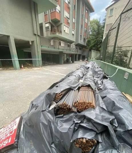 <p>Yıkım kararının ardından tüm sakinler boşaltırken Çilingiroğlu ve 2 komşusu dairelerini boşaltmadı.</p>