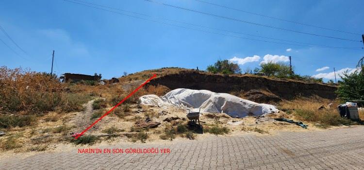 <p>Arama çalışmalarında 22 Ağustos gece saatlerinde yol kenarında bir çocuk terliği bulundu.</p>
<p> </p>