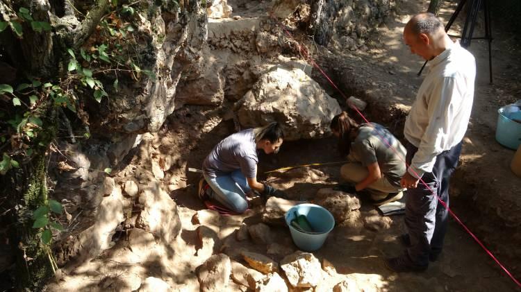 <p>Burada tipik Orta Paleotik döneme ait aletlerini buluyoruz. Yani mağaradaki buluntulardan biraz daha eskiye iniyor burada buluntularımız. Yaptığımız tarihlendirmeler burada bize 86 bin yıl öncesini göstermişti. Bu yıl ilk kez kazı çalışmasına başladık ve 86 bin yıla doğru iniyoruz. Yukarıdan başlayarak tepeyi ortadan açarak aşağı ineceğiz. Buluntularımız bize daha önce insitu olmayan saplı aletlerin burada insitu olarak bulunduğunu gösterdi. </p>
