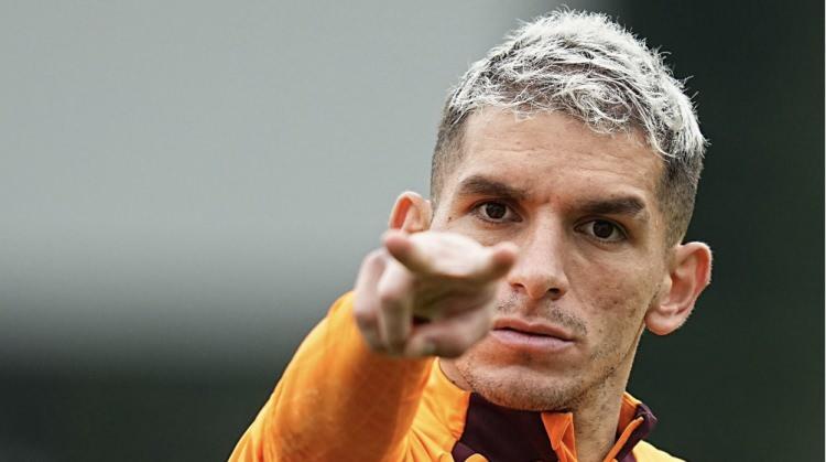 <p>Son iki yılda Galatasaray'ın kazandığı şampiyonluklarda önemli katkısı olan 28 yaşındaki oyuncunun 2026'ya kadar kontratı bulunuyor.</p>
