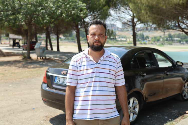 <p> İddiaya göre, aile yemeklerini yediği sırada otomobilleriyle ailenin yanına yaklaşan kimliği belirsiz kişi veya kişiler, Ayşe ve Birgül Köse'nin 'İstanbul'da evde çalınır' diyerek yanlarına aldıkları, içerisinde 400 bin lira değerinde altın bulunan çantasını çaldı. Bir süre sonra çantaları araçta göremeyen aile durumu polise bildirdi.</p>