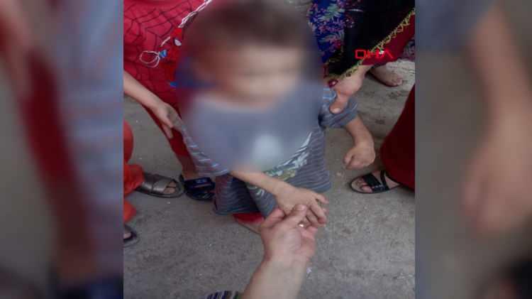 <p>Mahalleli, g&ouml;zaltına alındığı sırada baba H.A.&rsquo;ya lin&ccedil; girişiminde bulundu.&nbsp;</p>
