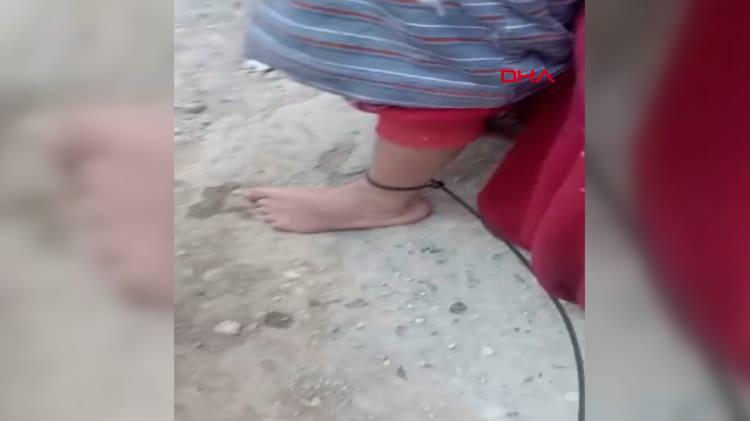 <p>Elleri plastik kelepçe ile bağlı halde bulunan çocuk hastaneye kaldırılırken, mahalleli de babayı linç etmek istedi.</p>
<p> </p>