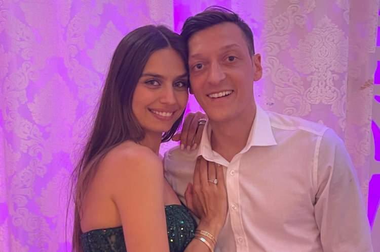<p>Ünlü futbolcu Mesut Özil'in eşi Amine Gülşe, Volkan Demirel'in eşi Zeynep Sever Demirel'in sunduğu Yenge FC programı için evinin kapılarını kameralara açtı. Özil çiftinin lüks evi sosyal medyada gündem oldu.</p>