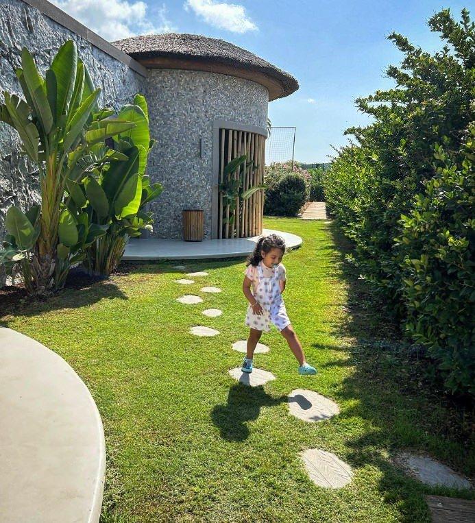 <p>Evinin kapılarını kameralara açan Gülşe, Mesut Özil ile ilgili de açıklamalrda bulundu.</p>