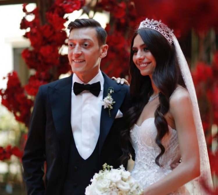 <p>Özil, 2019 yılında '2014 Türkiye Güzeli' Amine Gülşe ile dünya evine girmişti.</p>