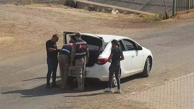 <p><strong>NARİN GÜRAN'IN ARAMA ÇALIŞMALARINDA 1 ŞÜPHELİ GÖZALTINA ALINDI</strong></p>
<p><strong>8 yaşındaki Narin Güran</strong>’ın bulunmasına yönelik arama çalışmaları, <strong>8. gününde</strong> devam ediyor. <strong>İl Jandarma Komutanlığı</strong> tarafından yürütülen operasyon kapsamında <strong>bir</strong> <strong>şüpheli gözaltına alındı</strong>.</p>