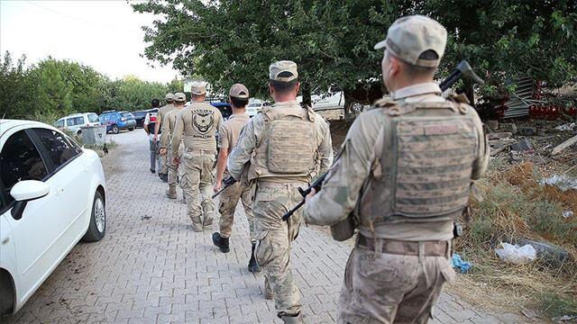 <p><strong>NARİN'İN AĞABEYİ GÖZALTINDA</strong></p>
<p>Narin Güran’ın kaybolmasının ardından başlatılan soruşturma kapsamında, <strong>18 yaşındaki ağabeyi E.G. gözaltına alındı</strong>. Şüphelinin kolunda bulunan <strong>diş ısırığı izinin</strong>, kayıp genç kıza ait olup olmadığını belirlemek amacıyla <strong>İstanbul Adli Tıp Kurumu’na gönderildiği</strong> öğrenildi.</p>