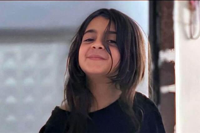 <p>E.G.’nin kolundaki diş ısırığı izinin, Narin Güran’a ait olabileceği ihtimali üzerinde duruluyor. Şüpheli, ısırık izinin Narin’e mi yoksa kendisine mi ait olduğunun anlaşılabilmesi için detaylı incelemeye alındı. E.G sinirlendiğinde kolunu kendisinin ısırdığını belirterek, "<em><strong>Kendimi ısırıyorum</strong></em>" şeklinde açıklama yaptı.</p>