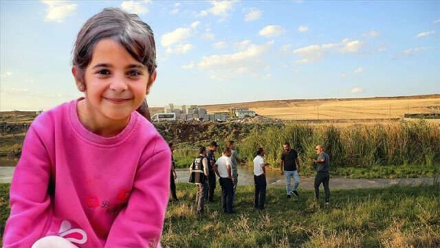 <p><strong> Valiliğin, İçişleri Bakanlığı'nın yapacağı açıklamaya yalan diyebilir miyim? Ben kimim, bu devletten büyük müyüm? Şu an hepimiz devletin söyleyeceği kelimeye bakıyoruz. Başka bir şey yok. Sonunda devlet bize bir şey diyecek. Hak yerini bulsun. Allah bırakmasın. Bize bu acıyı yaşattılar. Şu an hiçbir şey yok, olsa sizinle paylaşırım. Komutanlarımın ağzına bakıyorum. 'Şu an süreç devam ediyor. Sabredeceksin' diyorlar. Ben de namazımı kılıp, Allah'ıma şükrediyorum, sabrediyorum</strong>" şeklinde kızı ile ilgili şu ana kadar ellerinde herhangi bir bilgi bulunmadığını ifade etti.</p>
