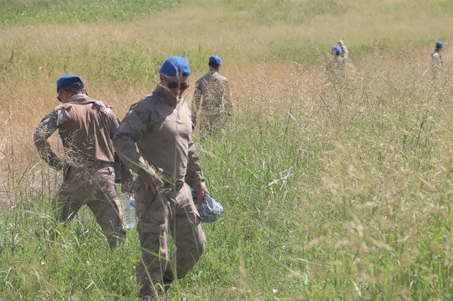 <p>Bakan Tunç, <strong>“Narin için her türlü arama çalışması sürdürülüyor ancak henüz bulunamadı.</strong> Adli tıp incelemeleri sonucunda <strong>bulunan izlerin kime ait olduğuna dair kesin bir tespit yapılamamıştır.</strong> Narin'in amcası <strong>gözaltına alındı</strong> ve <strong>soruşturma devam ediyor.</strong> Bu aşamada <strong>daha fazla bilgi vermek doğru olmayacaktır.</strong> Ancak, <strong>anne ve babadan alınan kan örnekleri, amcanın aracında bulunan örneklerle eşleşti</strong> ve bu doğrultuda <strong>tutuklama gerçekleşti.</strong> <strong>En büyük temennimiz, Narin’in sağ salim bulunmasıdır</strong>” dedi.</p>
