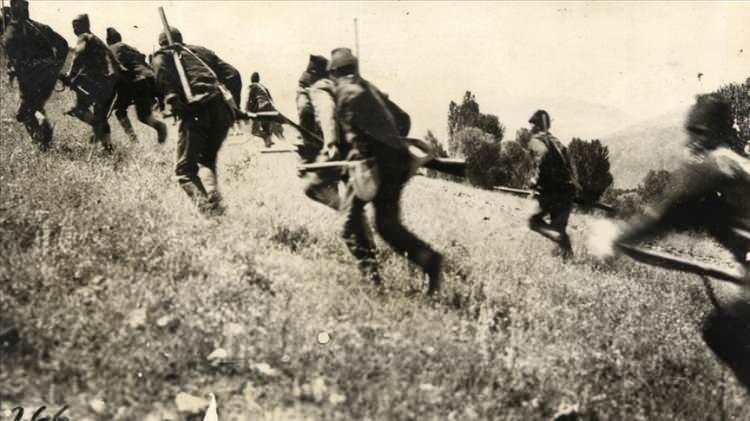 <p>Mustafa Kemal, bu arşivlerde "Piyadelerin kısa ateş muharebelerinin ardından gündüz ve gece süngü hücumları ve bomba baskınlarıyla düşman kıtalarının büyük karargahlarına kadar içlerine girdiği, düşmanın ricat hatları üzerinde bulunan süvari fırkalarının bir taraftan topçularını kullanırken diğer taraftan da yalın kılıç düşman içlerine saldırdığı, savaş ve keşif uçaklarımızın bomba ve makineli tüfeklerle havadan hücum ettiği, her taraftan yıldırım tesiri yapan bu saldırılar karşısında düşman ordusunun büyük kısmının mağlup edilerek kıtalarının birbirine karışarak ikiye parçalandığı ve iki buçuk fırka kadarının hezimete uğratılarak Dumlupınar istikametinden batıya atıldığını" belirterek neredeyse bir edebiyatçı elinden çıkmış gibi savaş sahrasının canlı bir tasvirini yapıyor.</p>

<p> </p>
