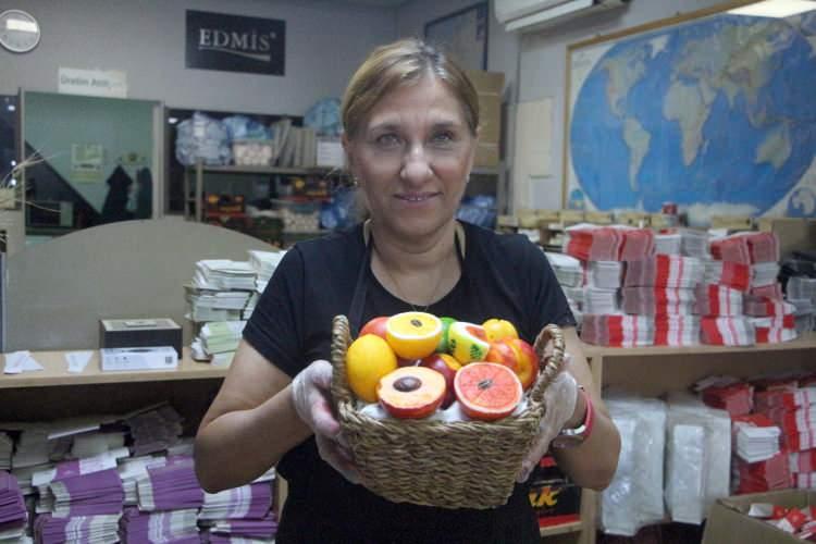 <p>Bugüne kadar birçok ülkeden sipariş aldıklarını ve halen almaya devam ettiklerini ifade eden Ürenli, <strong>"Her ülkeden sipariş geliyor. Şu ana kadar resmi ihracatımız 300'e yakın var. 40'a yakın ülkeye ihracatımız var, devamlı çalışıyoruz. Bu ay Finlandiya var, Kosova ve Amerika var. Sadece Amerika da değil Singapur'da da müşterimiz var, Hindistan'da var. İlginç bir ürün, ilginç müşterilerle karşılaşıyoruz. Zevkli bir iş yapıyoruz. Ata yadigarı bu mesleği burada yaşatmaya çalışıp hem Türkiye içine hem de dünyaya gönderip tanıtımına yardımcı oluyoruz"</strong> diye konuştu.</p>
