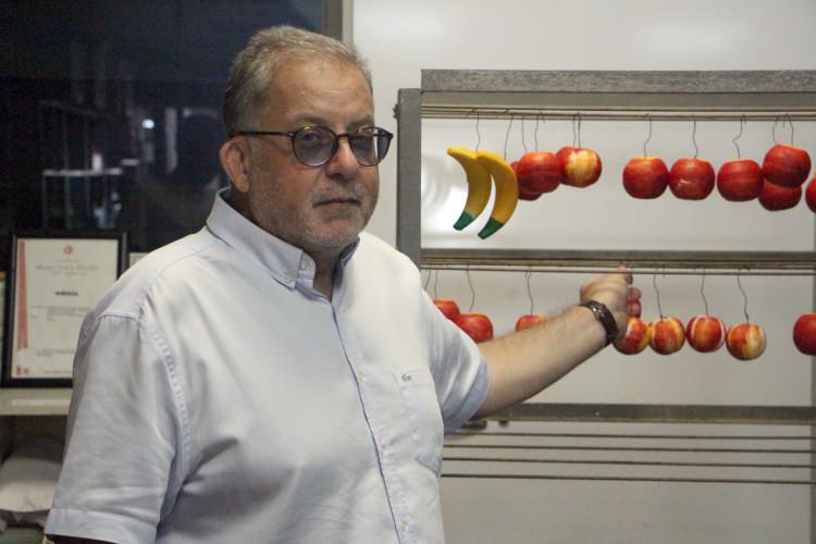 <p>Meyve sabunu üretimini kendi kendine öğrendiğini belirten Sermin Ürenli, <strong>"Farklı bakış açısıyla; ürünü boyama konusunda, adeti hızlı çıkarma konusunda, standardı yakalama konusunda kendimizden çok şey kattık. Kaliteyi iyi bir şekilde sunabilmek için kendi yöntemlerimizi kullanıyoruz. Tamamen doğal, bitkisel sabun kullanıyoruz. Bizim meyve sabunumuzu alan kişi, gıda boyasını suda eritip akıttığı zaman sabunu normal banyo sabunu olarak kullanabilecek kapasiteli bir ürünle çalışıyoruz"</strong> ifadelerini kullandı.</p>