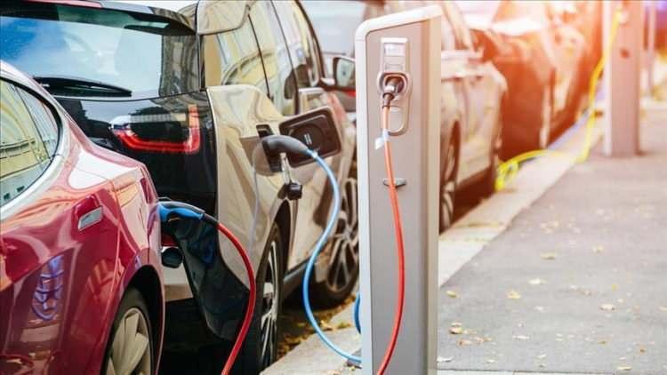 <p>Türkiye’de elektrikli araç satışları hızlandı. Trafiğe kayıtlı elektrikli otomobil sayısı son bir yılda 32 bin 777 adetten 131 bin 127 adete yükseldi. </p>
<p> </p>