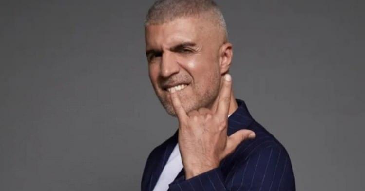 <p><span style="color:#B22222"><strong>"YAŞLANIYORUM BUNALIMINDA"</strong></span></p>
<p><br />
Bu kadının tesiriyle ailesini düşman bilen, yaşının getirdiği yaşlanma hissinin verdiği, her erkeğin yaşadığı dönemsel buhran ve bunalımını bir yardım alarak sonlandırmasının, hep aynı şeyleri yaşamaması açısından yararlı olacağını düşünüyorum.<br />
Bu süreci bir an önce yaşayıp bitirmesini temenni ediyorum.</p>