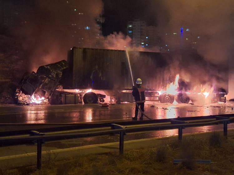 <p>Kaza, Tarsus-Adana-Gaziantep(TAG) Otoyolu'nda ilçeye bağlı Atatürk Mahallesi Mersin istikametinde Batı gişelerin çıkışında meydana geldi.</p>
