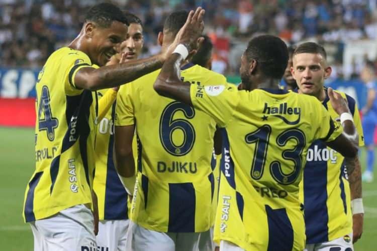 <p><strong>"Fred'i geçen seneden beri konuşuyoruz, neden konuştuğumuzu bize gösterdi. Bir orta saha oyuncusu hat-trick yapıyor, böyle bir şey mi var ya"</strong></p>
