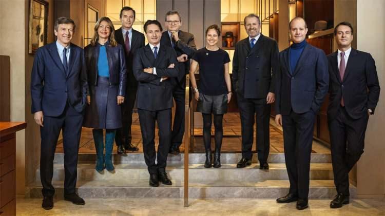<p>İş insanı Charles Koch, 60 milyar dolarlık serveti ile dünyanın 22'inci en zengin kişisi. Diğer kardeşlerle birlikte Koch ailesinin net varlığı toplamda 128,8 milyar dolar civarında.</p>
<p>Koch kardeşler olarak bilinen grup, sağ-özgürlükçü ya da Amerikan tarzı özgürlükçü bir siyasi duruşla ABD siyasetindeki mali ve siyasi etkisiyle öne çıktı. </p>