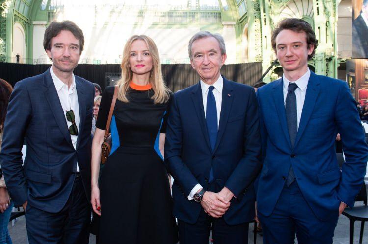 <p><span style="color:#B22222"><strong>BERNARD ARNAULT VE AİLESİ</strong></span></p>