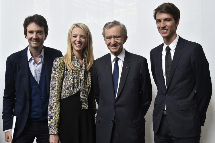 <p> LVMH'nin lideri Bernard Arnault ve ailesi, 191,8 milyar dolarlık servetiyle üçüncü sırada yer alıyor. Lüks tüketim sektörünün devlerinden biri olan Arnault ailesi, moda ve parfüm gibi alanlarda dünya çapında tanınan markalara sahip.</p>