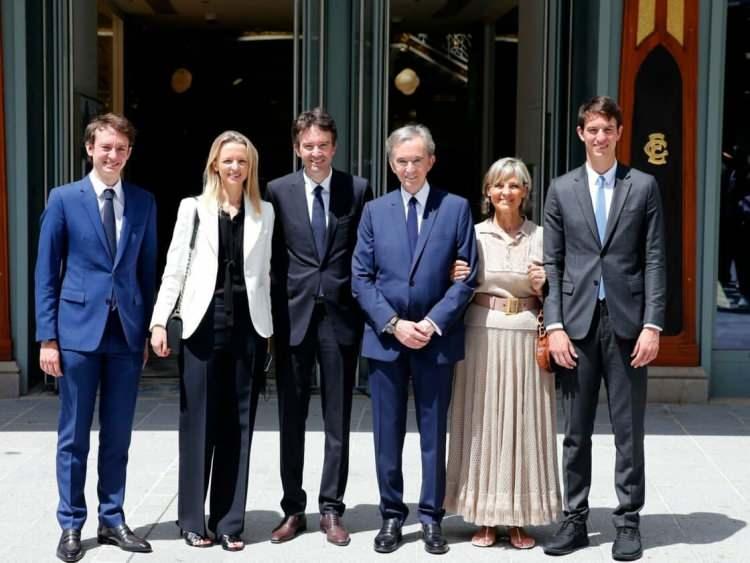<p>75 yaşındaki Bernard Arnault, 1978 yılında aile şirketi Ferret Savinel'de yönetim kurulu başkanı oldu. Savinel'in başında iken Arnault, ünlü lüks markası Christian Dior'u satın aldı. 1989 yılında Fransız iş insanı, Louis Vuitton ve Moet Hennessy markalarının birleşmesiyle oluşan LVMH grubunun çoğunluk hissesini 2,6 milyar dolar ödeyerek ele geçirdi. Yıllar içinde Arnault, LVMH'yi dünya çapında bir moda, kozmetik ve mücevher devi haline getirdi. </p>