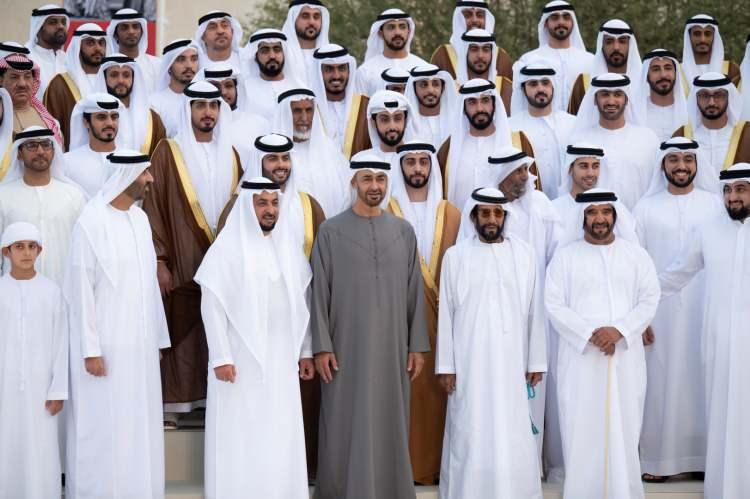 <p>Birleşik Arap Emirlikleri'nin başkenti Abu Dabi'nin hükümdar ailesi olan Al Nahyan, 305 milyar dolarlık net servetiyle dünyanın en zengin ikinci ailesi. Enerji sektöründe ve stratejik yatırımlarda büyük rol oynayan bu aile, son yıllarda hızla yükseldi.</p>