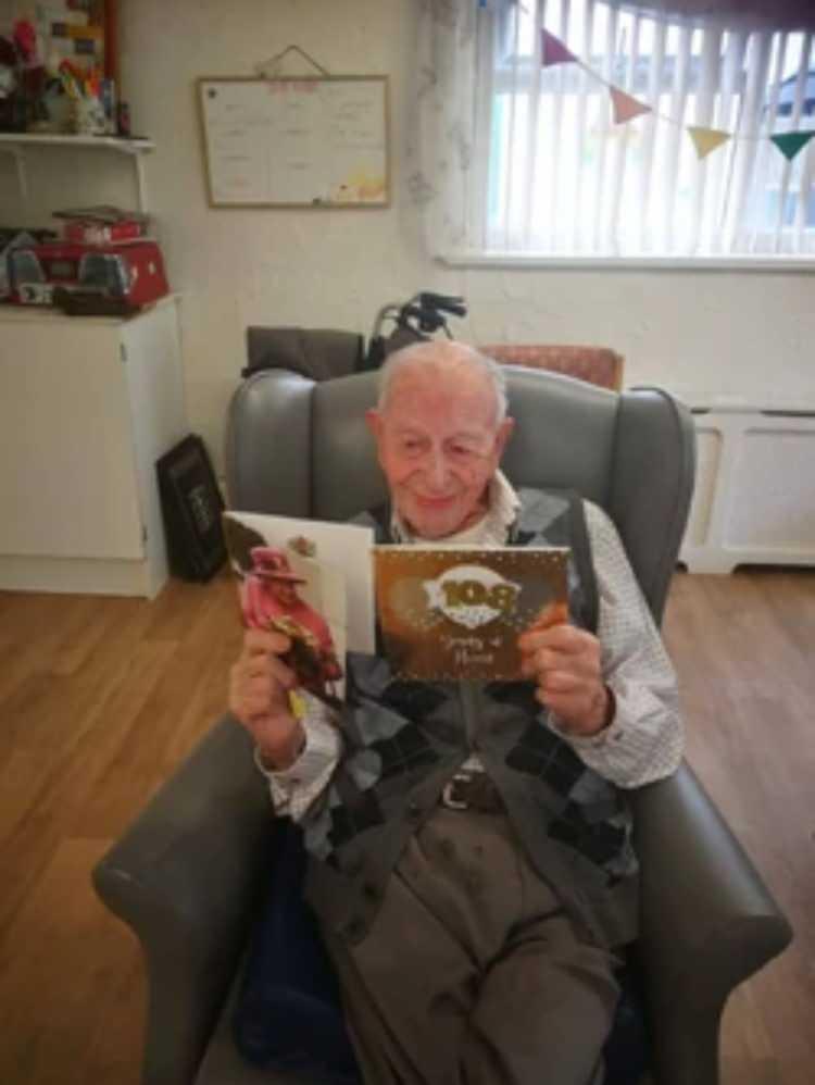 <p>Nisan ayında 114 yaşındaki Juan Vicente Perez Mora'nın &ouml;lmesiyle, John Tinniswood d&uuml;nyanın en yaşlı adamı unvanını elde etti.</p>
