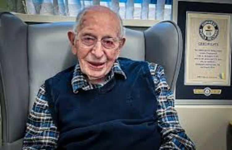 <p>Gen&ccedil;ken olduk&ccedil;a aktif olduğunu ve "bolca y&uuml;r&uuml;y&uuml;ş yaptığını" s&ouml;yleyen Tinniswood, başkalarından "&ccedil;ok da farklı olmadığında" ısrarcı: "Uzun ya da kısa bir yaşam s&uuml;rebilirsiniz, bununla ilgili yapacak &ccedil;ok fazla şey yok."</p>
