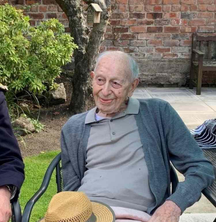 <p>Savaşta ordunun mali işlerini y&uuml;r&uuml;ten birliğin &uuml;yesi olarak, cephe gerisinde rol alan Tinniswood, eski İkinci D&uuml;nya Savaşı askerleri i&ccedil;inde en yaşlısı olma unvanına da sahip.</p>
