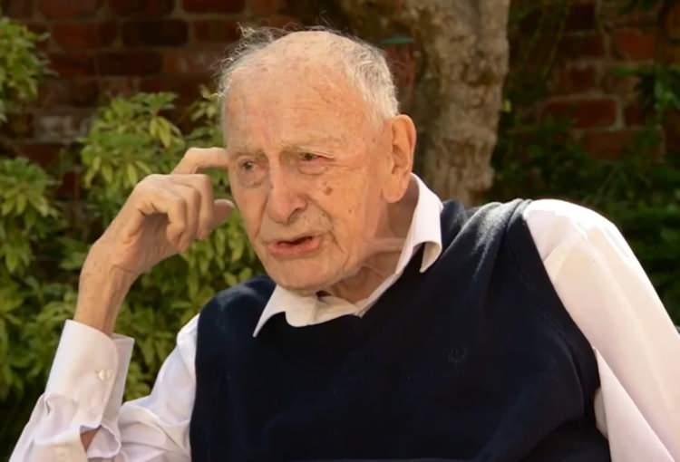 <p>John Tinniswood, savaş sonrası Shell ve BP'de muhasebeci olarak &ccedil;alıştı ve 1972'de emekli oldu.</p>

<p>&nbsp;</p>

<p>Tinniswood, her Cuma g&uuml;n&uuml; geleneksel balık ve patates yemeğini yemek dışında, d&uuml;zenli bir yemek rutini olmadığını da paylaştı.</p>
