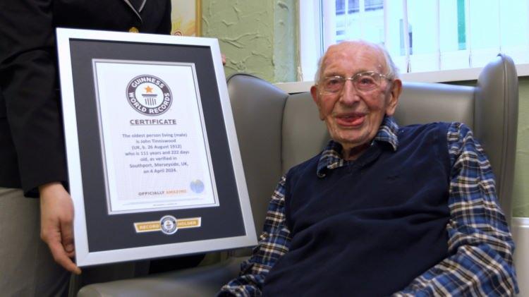 <p>"Herkes gibi ben de ne yemek &ccedil;ıkarsa onu yiyorum, &ouml;zel bir diyetim yok."</p>

<p>2012'de 100 yaşına bastığından bu yana Kraliyet'ten &ouml;zel doğum g&uuml;n&uuml; kartı alan John, Krali&ccedil;e 2. Elizabeth'in 2022'de &ouml;lmesi nedeniyle bu kartı artık Kral 3. Charles'tan alıyor.</p>

<p>&Ccedil;ocukluk zamanlarına g&ouml;re d&uuml;nyanın değişimini yorumlaması istenen John, şunları s&ouml;yl&uuml;yor:</p>
