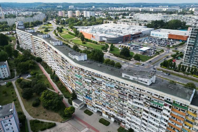 <div>Polonya’da 1970'li yıllarda inşa edilen “Falowiec” apartman bloğu, 800 metre uzunluğuyla Avrupa'nın en geniş ikinci konut binası konumunda.</div>

<div> </div>
