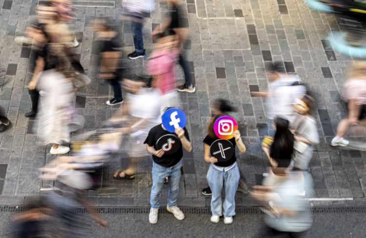 <p>İnternet üzerinden alışveriş yapanlar:</p>
<p> </p>
<p> </p>
<p> </p>
<p>Erkekler: Yüzde 54.1<br />
Kadınlar: Yüzde 49.2</p>