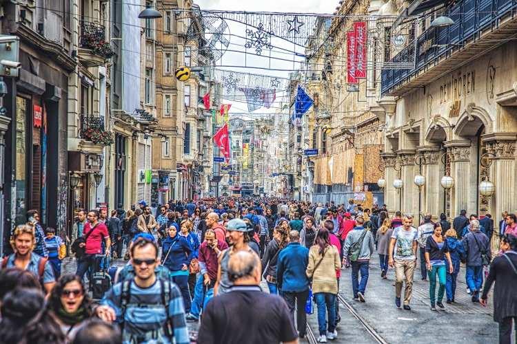 <p><strong>Diğer bir ifadeyle Türkiye'de 2023 yılında 3 milyon 450 bin 953 kişi iller arasında göç etti. Bu nüfusun %47,9'unu erkekler, %52,1'ini ise kadınlar oluşturdu.</strong></p>
