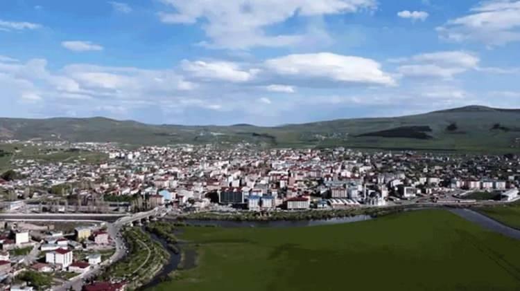 <p><strong>Ardahan</strong></p>

<p> </p>

<p><strong>Aldığı göç sayısı: 6 856 kişi</strong></p>
